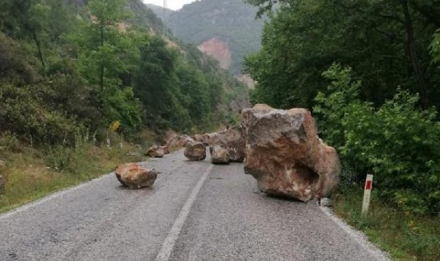 Kütahya'da kaya düşen yol trafiğe kapandı