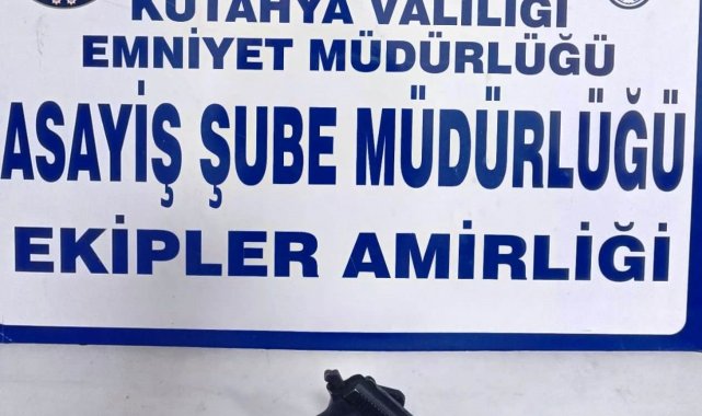 Kütahya'da polis bir kişinin aracında ruhsatsız tabanca ele geçirdi