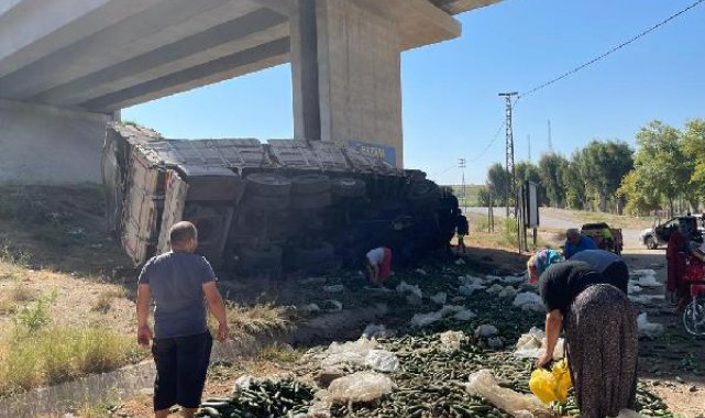 Lastiği patlayan kamyonet, viyadükten düştü; 3 yaralı