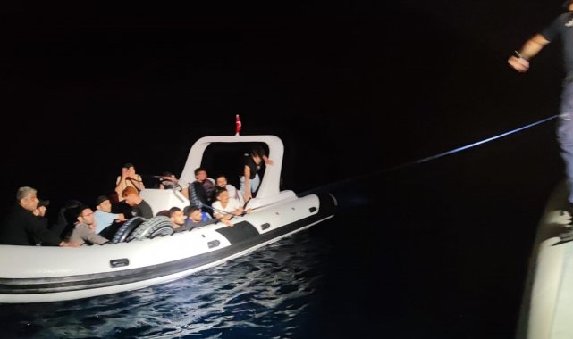 Lastik bot içerisinde 17 göçmen yakalandı