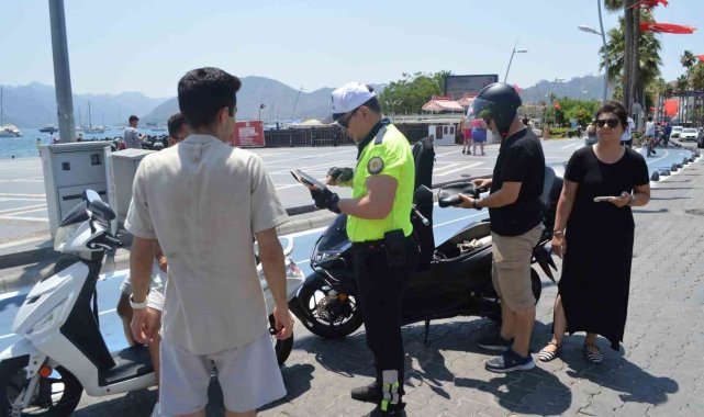 Marmaris'te polisler hem kask denetimi yaptılar hem şapka dağıttılar