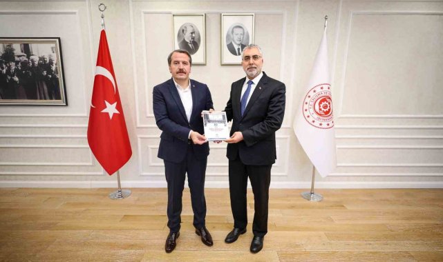 Memur-Sen 7'inci Dönem Toplu Sözleşme tekliflerini Bakan Işıkhan'a teslim etti