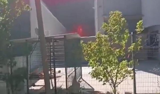 Menemen'de geri dönüşüm tesisindeki yangın bitişikteki turşu fabrikasını da yaktı