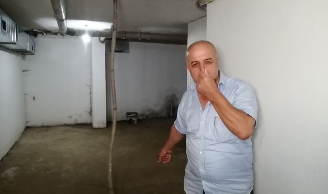 Menfez tıkanınca sığınağa dolan lağım suyu apartman sakinlerinin kabusu oldu