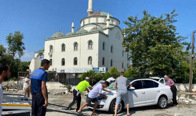Mersin'de fırtınada cami minaresi 3 otomobilin üzerine düştü; 1 yaralı