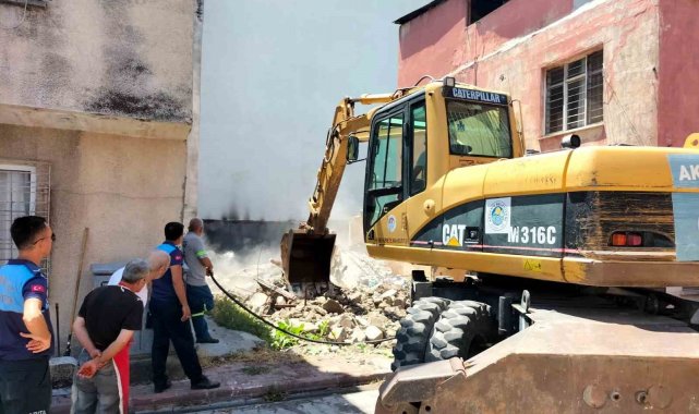 Mersin'de tehlike oluşturan metruk binalar yıkılıyor