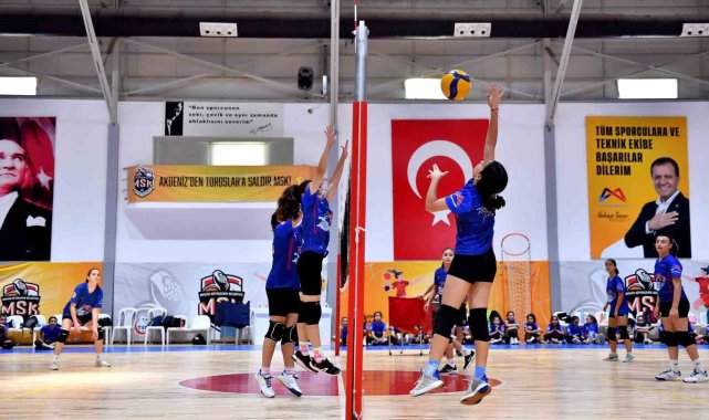 Mersin'de voleybol kursu yaz döneminde de devam ediyor