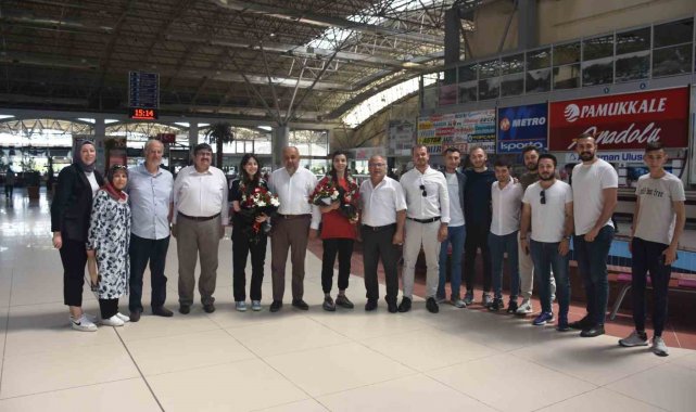 Meryem Betül Çavdar ve Kübra Kocakuş çiçeklerle karşılandı