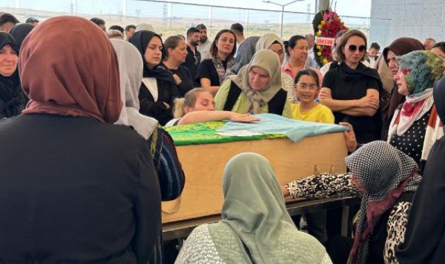 Minibüsün altında kalan Zeynep Ela, toprağa verildi