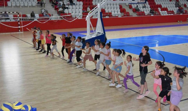 Minik voleybolcular ve minik yüzücüler çalışmalara başladı