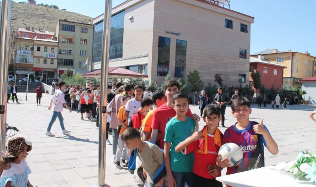 Minikler, Çalhanoğlu'na forma imzalatabilmek için uzun kuyruklar oluşturdular