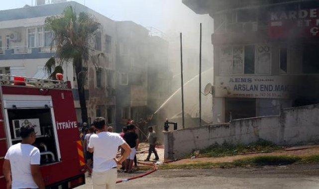 Mobilya deposunda yangın çıktı, binada oturanlar çatıya sığındı