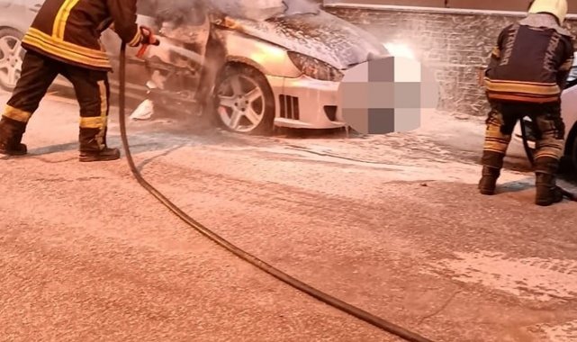 Motor kısmı alev alan otomobil kullanılmaz hale geldi