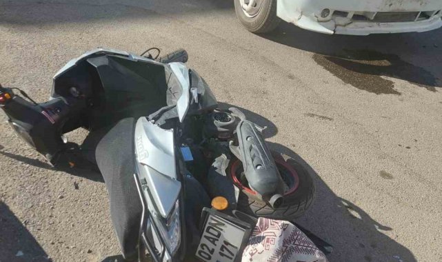 Motosiklet ile kamyonet çarpıştı: 3 yaralı