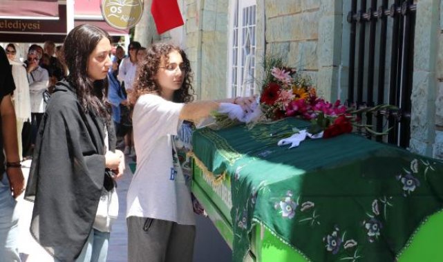 Motosiklet kazasında ölen Ezgi, gözyaşlarıyla son yolculuğuna uğurlandı