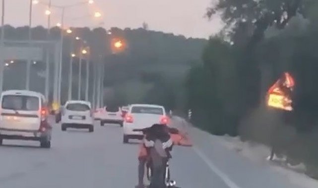 Motosikleti yatarak kullanan sürücü kameraya yakalandı