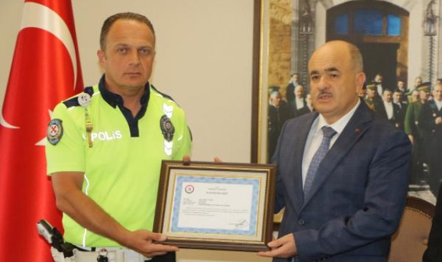 Motosikletliye nasihat veren polis memuruna başarı belgesi