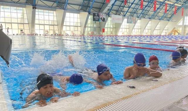 Niğde'de 15 bin Kişiye Yüzme Öğretildi