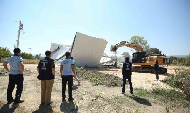 Nilüfer'de iki kaçak yapı daha yıkıldı