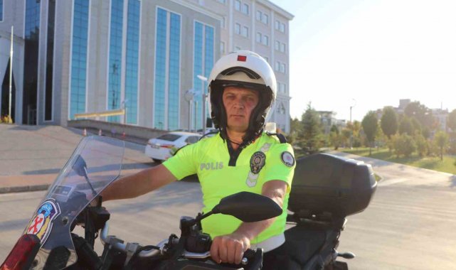 O polis konuştu: "Kendisi gözyaşlarını tutamadı, ben de çok duygulandım"