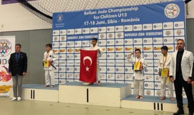 Öğretmeni spor kursu için ikna etti; judoda Balkan şampiyonu oldu