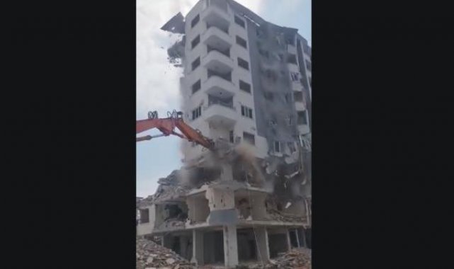 Osmaniye'de ağır hasarlı bina yıkım sırasında çöktü