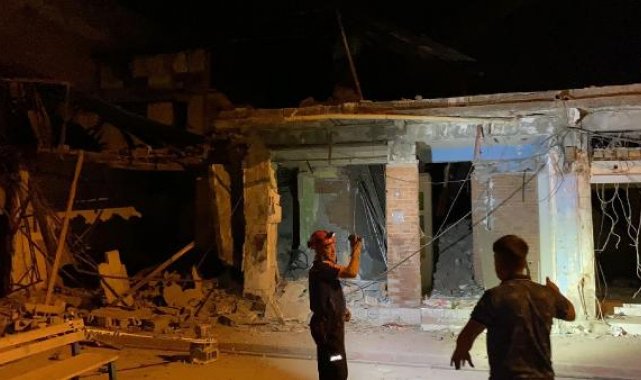 Osmaniye'de ağır hasarlı binanın üst katı kendiliğinden çöktü