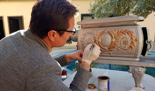 Osmanlı döneminden kalma çini soba Sıdıka Erke Etnografya Müzesi'nde restore ediliyor