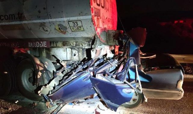 Otomobil, emniyet şeridindeki yakıt tankerine çarptı: 3 ölü