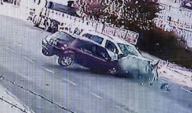 Otomobil ile hafif ticari aracın çarpıştığı kazada 6 kişi yaralandı: Kaza anı kamerada