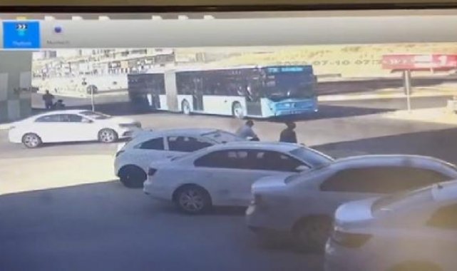 Otomobil otobüse çarptı, park halindeki araçların üzerine çıkıp durdu