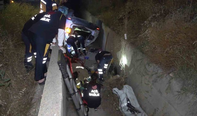 Otomobil su kanalına devrildi: 2 yaralı