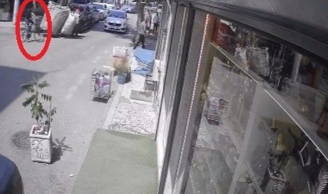 Otomobil yolun karşısına geçen bisikletliye böyle çarptı