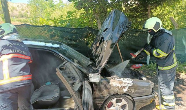 Otomobilde çıkan yangını itfaiye ekipleri söndürdü