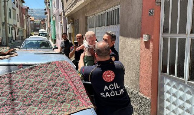 Otomobilde kilitli kalan 13 aylık bebeği, itfaiye kurtardı