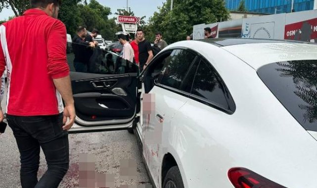 Otomobilde seyir halindeyken yanındaki yolcunun bıçaklı saldırısında hayatını kaybetti