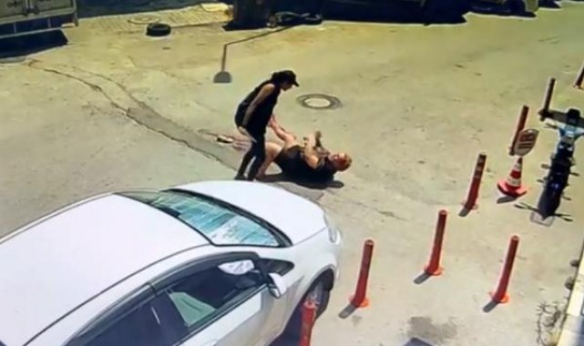 Otomobili izinsiz alma tartışmasında bıçaklandı; olay anı kamerada - Yeniden