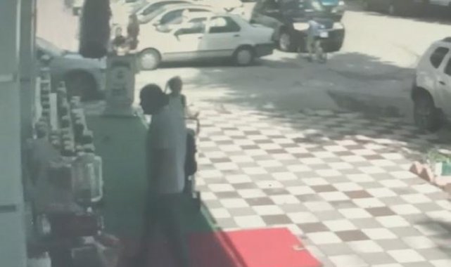 Otomobilin çarptığı 3 yaşındaki Emre yaralandı; kaza anı kamerada
