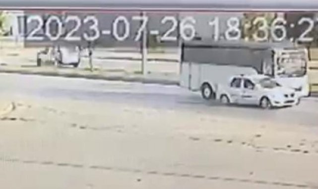 Otomobilin, işçilerin taşındığı midibüse çarpması kamerada