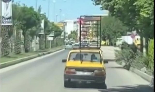 Otomobilin üzerinde demir korkuluk taşıdı; o anlar kamerada