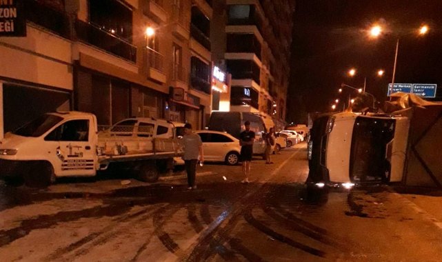 Park halindeki araçlara çarpan kamyonet devrildi: 1 yaralı