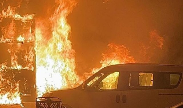 Park halindeki otomobilde çıkan yangın, yandaki 2 araç ile marketin deposuna sıçradı