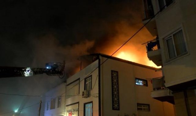 Pendik'te 2 katlı binanın çatısı alev alev yandı