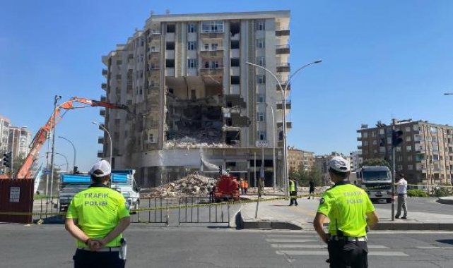 Polis uyardı; ağır hasarlı binanın yıkımı Türk bayrağı için durduruldu