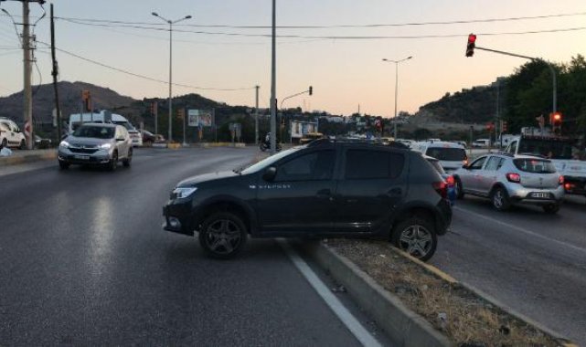 Polisten kaçmaya çalışan 2 uyuşturucu satıcısı, kaza yapınca yakalandı