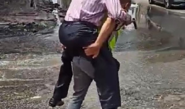 Polisten örnek davranış; depremzedeyi su basan caddeden sırtında taşıyarak geçirdi