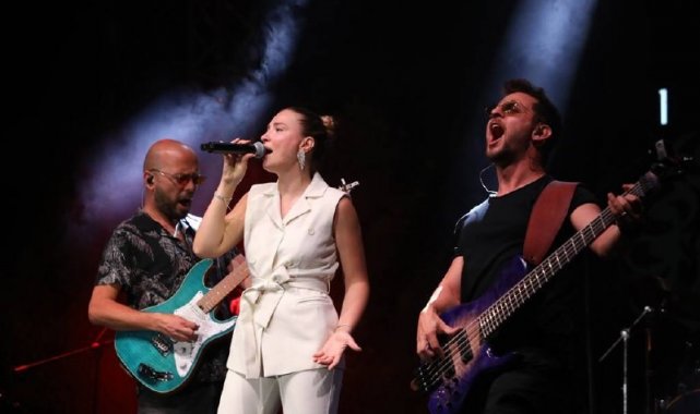 Pop müziğin sevilen ismi Irmak Arıcı Bayburtlulara unutulmaz bir gece yaşattı