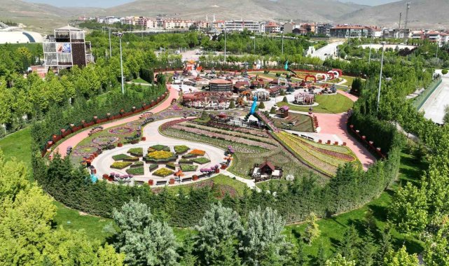 "Selçuklu Çiçek Bahçesi" yoğun ilgi görmeye devam ediyor