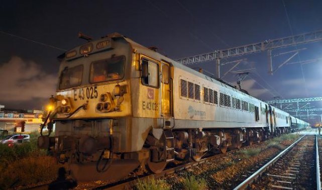 Raylardan geçmek isterken yük treninin çarpmasıyla canından oldu