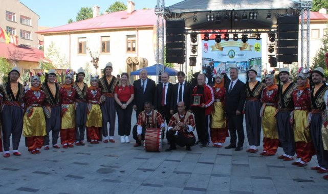 Renkli görüntülere sahne olan Dede Korkut coşkusu meydanlara taştı